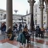 Une terrasse de café nouvellement ouverte, à Milan (Italie), le&nbsp;26 avril 2021.&nbsp; (MIGUEL MEDINA / AFP)