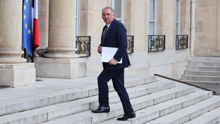 Le maire de Pau François Bayrou dans la cour de l'Elysée, le 12 décembre 2022. (THOMAS SAMSON / AFP)