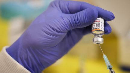 Une fiole de vaccin contre le Covid-19, élaboré par le laboratoire Pfizer-BioNTech, le 14 décembre à&nbsp;Schenefeld (Allemagne). (CHRISTIAN CHARISIUS / DPA / AFP)