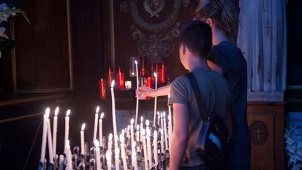 Des cierges sont allumés dans la cathédrale de Tours (Indre-et-Loire), après la messe, le 26 juillet 2016. (GUILLAUME SOUVANT / AFP)