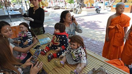 de l’Université du Prince de Songkla, les anges-poupées semblent être particulièrement populaires auprès des femmes de la classe moyenne et pourrait «répondre à la nécessité de materner». (AFP PHOTO / Christophe Archambault)