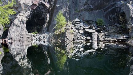 Les reflets de cette grotte situ&eacute;e dans le comt&eacute; de Cumbrie (Royaume-Uni) lui donnent un air effrayant, le 26 mai 2012. (ANDREW PRICE / REX / SIPA)