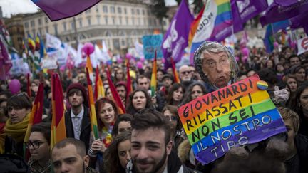 Des manifestants défilent contre la loi sur les unions homosexuelles votée par le Sénat, le 5 mars 2016 à Rome (Italie). (ANTONIO MASIELLO / NURPHOTO / AFP)