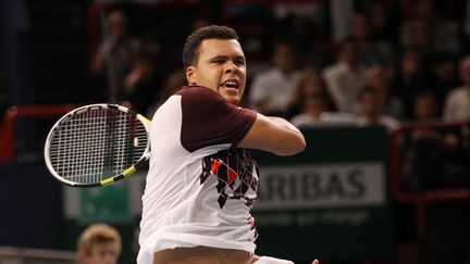 Jo-Wilfried Tsonga, vainqueur de John Isner en demi-finale du tournoi de Paris-Bercy, le 12 novembre 2011. (Jacques Demarthon / AFP)