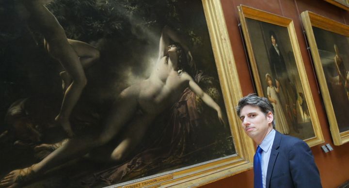 Laurent Muraro devant « Endymion. Effet de lune » de Girodet au Louvre.
