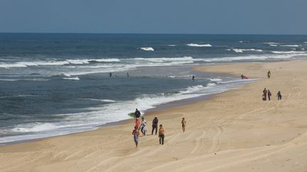 Dans les Landes, des courants particulièrement violents, appelés baïnes, peuvent entraîner les baigneurs vers le large. (ISABELLE LOUVIER / MAXPPP)