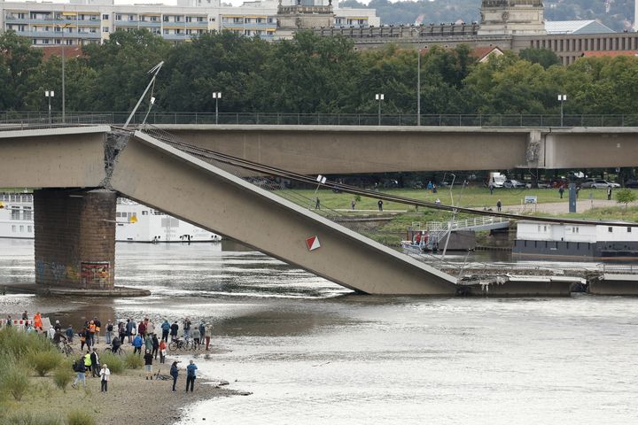 Des habitants regardent le pont Carola après son effondrement partiel à Dresde, en Allemagne, le 11 septembre 2024. (ODD ANDERSEN / AFP)