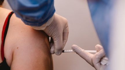 Une femme reçoit une dose du vaccin de Johnson&amp;Johnson à Cologne (Allemagne), le 11 juin 2021. (YING TANG / NURPHOTO / AFP)