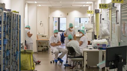 Des soignants font un point sur la situation dans l'unité de soins intensifs de l'hôpital Purpan, à Toulouse, le 21 avril 2020.&nbsp; (FREDERIC SCHEIBER / HANS LUCAS / AFP)