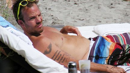 Stephen Dorff en vacances &agrave; Ibiza. Coca, clope, tatouage, coup de soleil et bermuda bolivien, la panoplie id&eacute;ale pour passer incognito. (TARGET PRESS / SIPA)