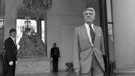 Le ministre du Travail Robert Boulin sort du Palais de l'Elys&eacute;e, le 26 septembre 1979, apr&egrave;s avoir particip&eacute; au Conseil des ministres. (MARCEL BINH / AFP)