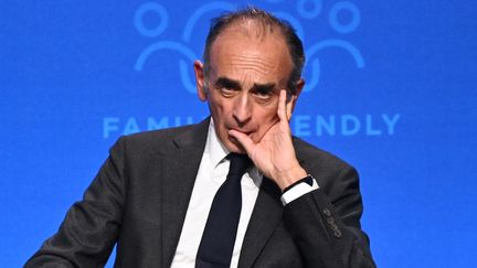 Le polémiste d'extrême droite Eric Zemmour le 24 septembre 2021 à Budapest (Hongrie). (ATTILA KISBENEDEK / AFP)