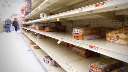 Les rayons de cette épicerie de Philadelphie (Pennsylvanie) ont été dévalisés par les habitants à l'approche de la "bombe cyclonique". (BASTIAAN SLABBERS / NURPHOTO / AFP)