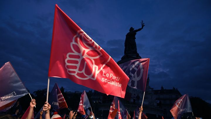 Des milliers de personnes se sont rassemblées place de la République, dimanche 30 juin. (JULIEN MATTIA / EPA)