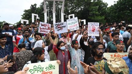 Thousands of protesters chant slogans demanding justice for victims killed since the start of the protests in July, at the Central Shaheed Minar in Dhaka, Bangladesh, on August 3, 2024. (STR / NURPHOTO / AFP)