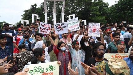 Des milliers de manifestants scandent des slogans pour réclamer justice pour les victimes tuées depuis le début de la contestation en juillet, au Central Shaheed Minar à Dacca (Bangladesh), le 3 août 2024. (STR / NURPHOTO / AFP)