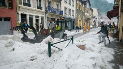 Une rue de Plombières-les-Bains (Vosges), après un violent orage de grêle, le 29 juin 2021. (MAXPPP)