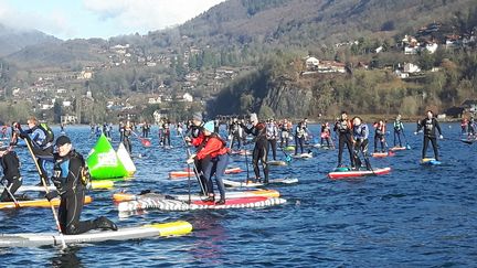 Plus de 600 participants ont pris le départ de la Glagla Race sur le lac d'Annecy, dans une eau à&nbsp;six degrés. (JÉRÔME VAL / RADIO FRANCE)