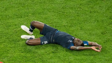 Blaise Matuidi quelques instants avant son remplacement lors du match contre la Belgique, le 11 juillet 2018 à Saint-Pétersbourg. (ELMAR KREMSER / AFP)