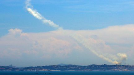 De la fumée après le lancement d'un missile à Pington (Chine), le 4 août 2022. (KOKI KATAOKA / YOMIURI / AFP)