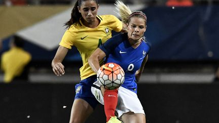 Eugénie Le Sommer au contact avec Rafaelle Souza. (JEFF PACHOUD / AFP)