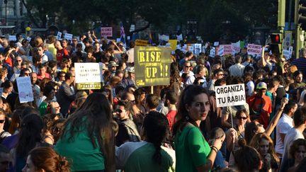 Des milliers de personnes sont rest&eacute;es jusque tr&egrave;s tard dans la nuit sur la place de la Puerta del Sol &agrave; Madrid (Espagne) samedi 12 mai 2012 (CITIZENSIDE.COM/AFP)