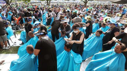 En Corée du Sud, 900 personnes se rasent la tête