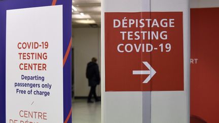 Un centre de dépistage dans l'aéroport d'Orly près de Paris le 6 novembre 2020. (ERIC PIERMONT / AFP)