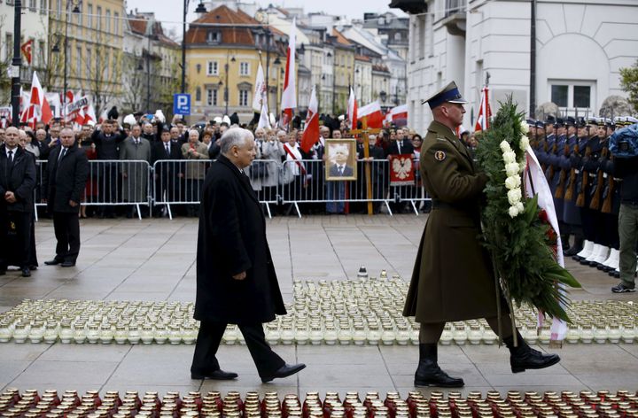 Le 10 avril 2010 devant le palais présidentiel, Jarosław Kaczyński assiste à la cérémonie commémorant le sixième aniversaire du crash de Smolensk, au court duquel périt son frère jumeau Lech ainsi que 95 autres personnes. (REUTERS/Kacper Pempel)