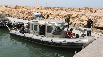 La Marine tunisienne secourt plusieurs dizaines de migrants en mer Méditerranée, le 27 juin 2021. (TASNIM NASRI / ANADOLU AGENCY / AFP)