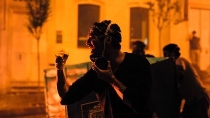 Un manifestant turc lors de heurts avec la police, &agrave; Istanbul (Turquie), dans la nuit de dimanche 2 juin &agrave; lundi 3 juin 2013.&nbsp; (GURCAN OZTURK / AFP)