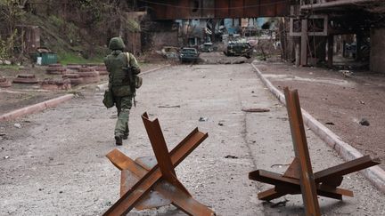 Un militaire sur le territoire de l'usine sidérurgique Ilyich, à Marioupol, en République populaire de Donetsk, le 18 avril 2022. (SERGEY AVERIN / SPUTNIK / AFP)