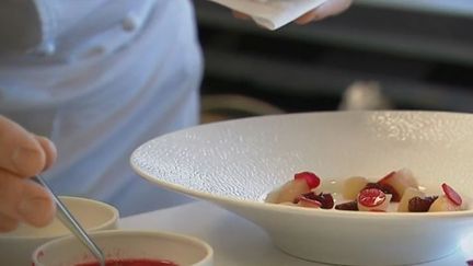 À Courchevel (Savoie), le chef Sébastien Vauxion propose un menu constitué uniquement de desserts. Le&nbsp;guide Michelin lui a accordé une étoile. (FRANCE 3)