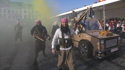 Des carnavaliers d&eacute;filent d&eacute;guis&eacute;s en jihadistes &agrave; Aalst (Belgique), le 15 f&eacute;vrier 2015. (YVES HERMAN / REUTERS)