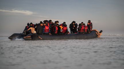 Une embarcation de migrants tentant de rallier la côte britannique depuis la France, le 12 octobre 2022.&nbsp; (SAMEER AL-DOUMY / AFP)