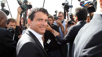 Le ministre de l'Int&eacute;rieur Manuel Valls &agrave; l'universit&eacute; d'&eacute;t&eacute; du PS &agrave; La Rochelle (Charente-Maritimes), le 25 ao&ucirc;t 2012. (ALAIN ROBERT / APERCU / SIPA)