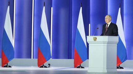 Le président russe Vladimir Poutine prononce un discours depuis Moscou, le 21 février 2023. (SERGEI SAVOSTYANOV / SPUTNIK / AFP)