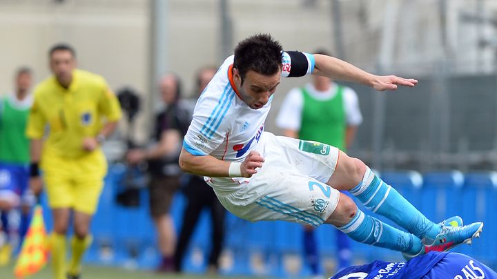 Le Marseillais Mathieu Valbuena chute face au Bastiais Toifilou Maoulida, le 4 mai 2013 au stade V&eacute;lodrome. (GERARD JULIEN / AFP)