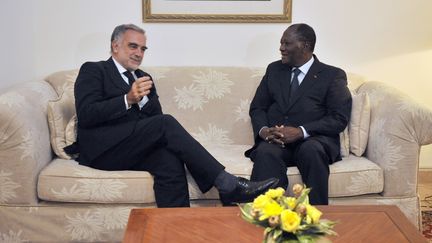 Le procureur de la CPI, Luis Moreno Ocampo, et le pr&eacute;sident ivoirien Alassane Ouattara, le 15 octobre 2011 &agrave; Abidjan (C&ocirc;te d'Ivoire) (SIA KAMBOU / AFP)