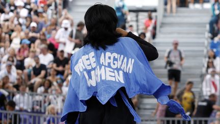 La breakeuse afghane Manizha Talash dévoile un message "Libérez les femmes afghanes"lors de la première battle des tours préliminaires du breaking féminin, le 9 août 2024, à Paris. (ODD ANDERSEN / AFP)