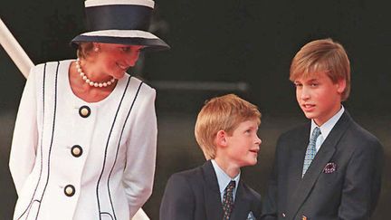 La princesse Diana et ses deux fils, Harry et William, le 19 ao&ucirc;t 1995, &agrave; Londres (Royaume-Uni), lors d'une comm&eacute;moration officielle. (JOHNNY EGGITT / AFP)