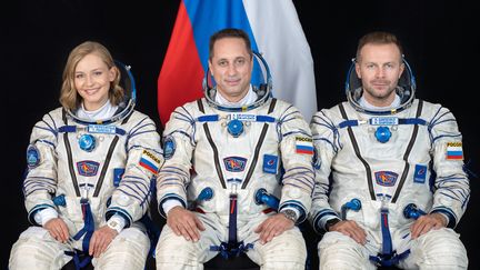 L'actrice russe&nbsp;Ioulia Peressild (gauche), le réalisateur&nbsp;Klim Chipenko (droite) et le cosmonaute&nbsp;Anton Chkaplerov (centre) avant le décollage du vaisseau Soyouz, le 5 octobre 2021 à&nbsp;Baïkonour, au Kazakhstan.&nbsp; (ROSCOSMOS PRESS SERVICE/HANDOUT / ANADOLU AGENCY)