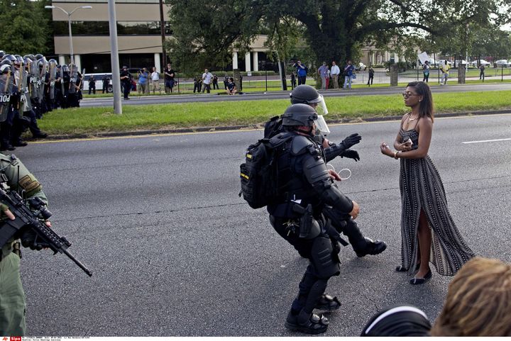 Une femme refuse de quitter les lieux face aux policiers, samedi 9 juillet 2016 à Bâton-Rouge (Etats-Unis). (MAX BECHERER / AP / SIPA)