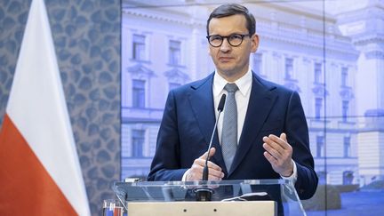 Le Premier ministre polonais&nbsp;Mateusz Morawiecki, lors d'une conférence de presse avec le Premier ministre tchèque, le 3 février 2022. (STRINGER / AFP)