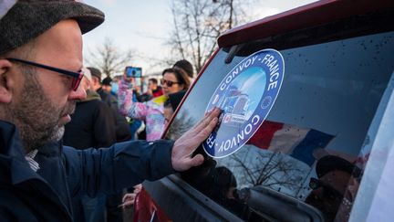 Un participant au "convoi de la liberté" à Strasbourg le 11 février 2022. (PATRICK HERTZOG / AFP)