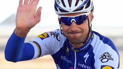 Tom Boonen salue la foule lors de sa dernière course, sur Paris-Roubaix (DAVID STOCKMAN / BELGA MAG)