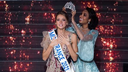 Amandine Petit, Miss Normandie, est sacrée Miss France 2021 et se voit remettre la couronne par Clémence Botino, le 19 décembre 2020 au Puy du Fou (Vendée). (LOIC VENANCE / AFP)