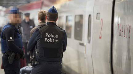 Les forces de police belges devant un train Thalys sur le quai de la gare de Bruxelles le 14 novembre 2015. (LAURIE DIEFFEMBACQ / BELGA MAG)