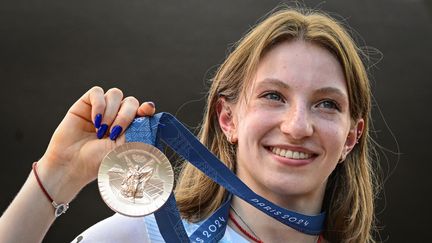 La gymnaste roumaine Ana Barbosu a reçu sa médaille de bronze, le 16 août 2024 à Bucarest. (DANIEL MIHAILESCU / AFP)