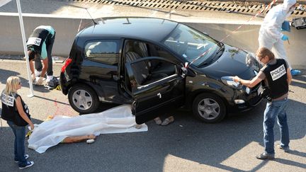 Des policiers &agrave; Marseille (Bouches-du-Rh&ocirc;ne), sur le lieu o&ugrave; Adrien Anigo, le fils du directeur sportif de l'OM, a &eacute;t&eacute; tu&eacute;, le 5 septembre 2013. (ANNE-CHRISTINE POUJOULAT / AFP)